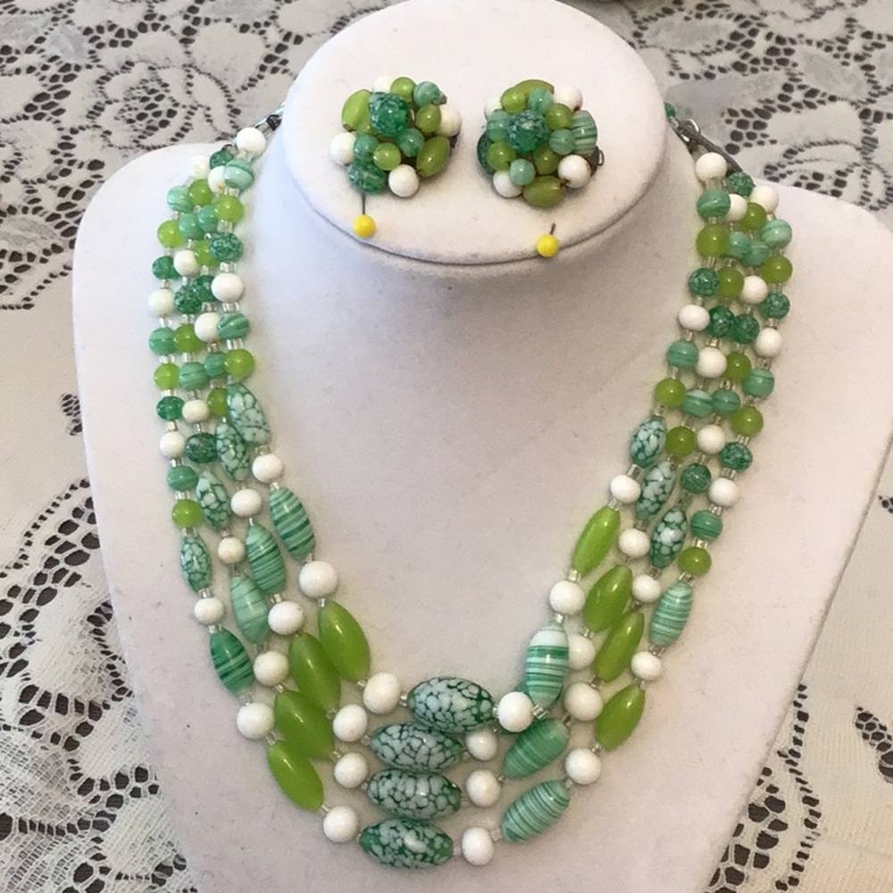 Unique Vintage Green and White Beaded Necklace Set - Picture 4 of 7